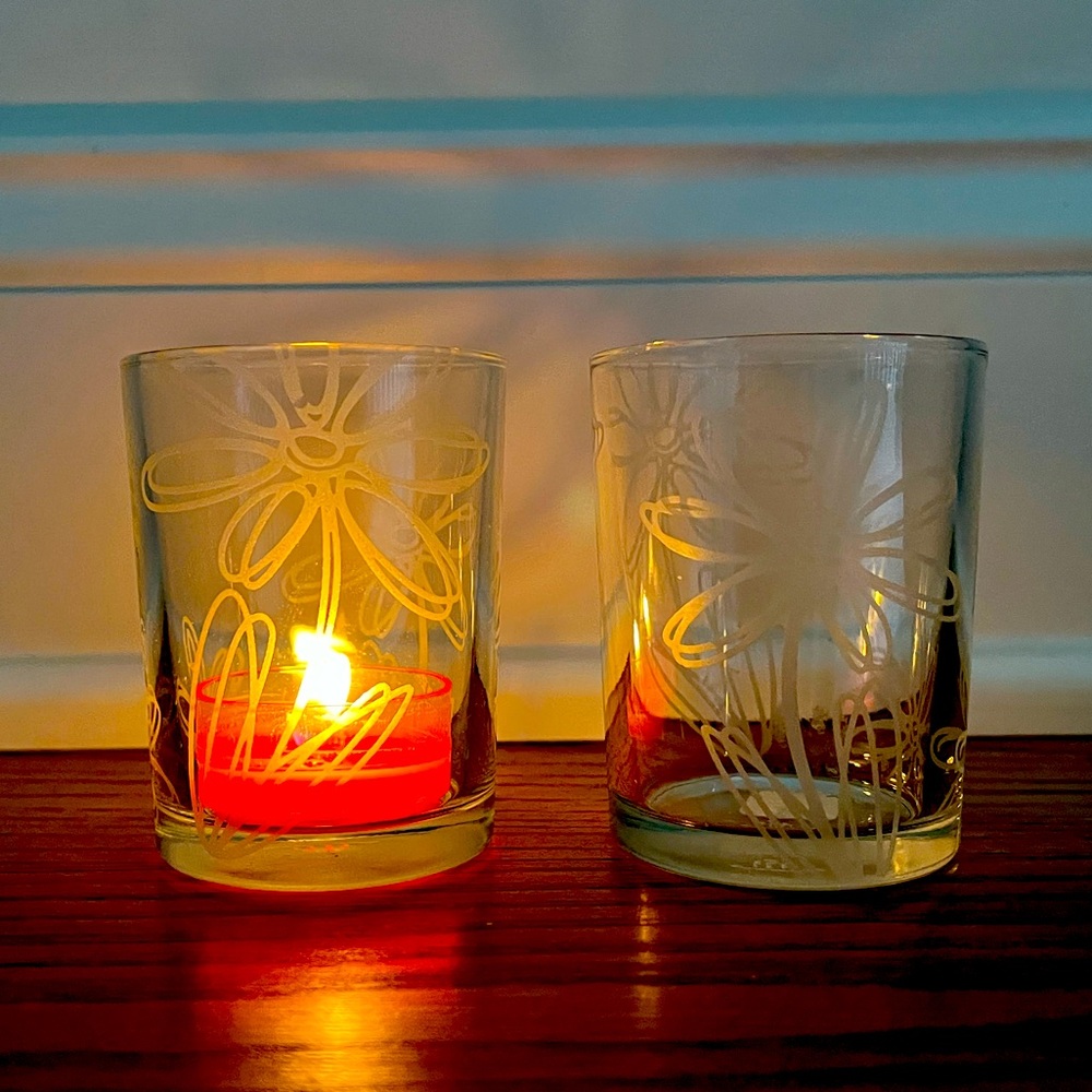 PartyLite set of 2 Daisy votive holders with tea lights
